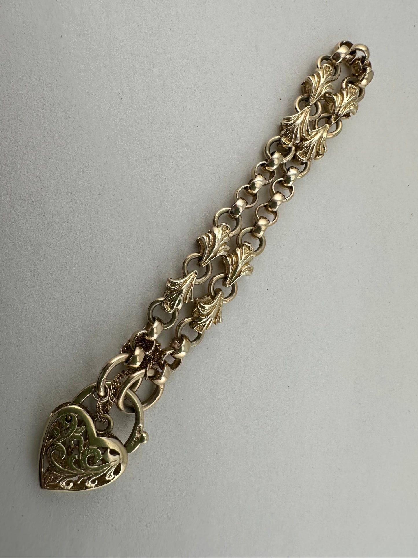 9ct Yellow Gold Rolo & Leaf link bracelet with heart padlock