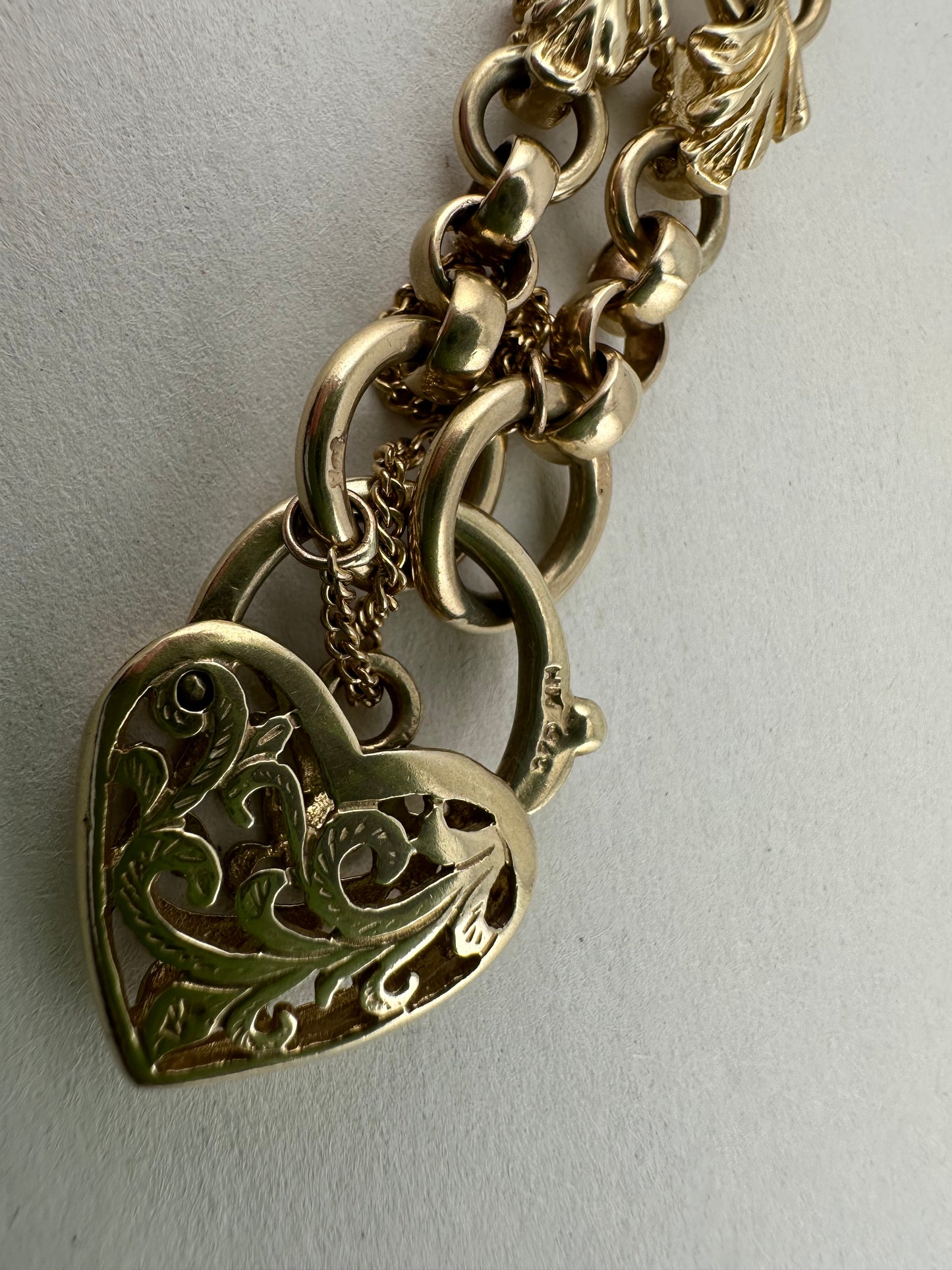 9ct Yellow Gold Rolo & Leaf link bracelet with heart padlock