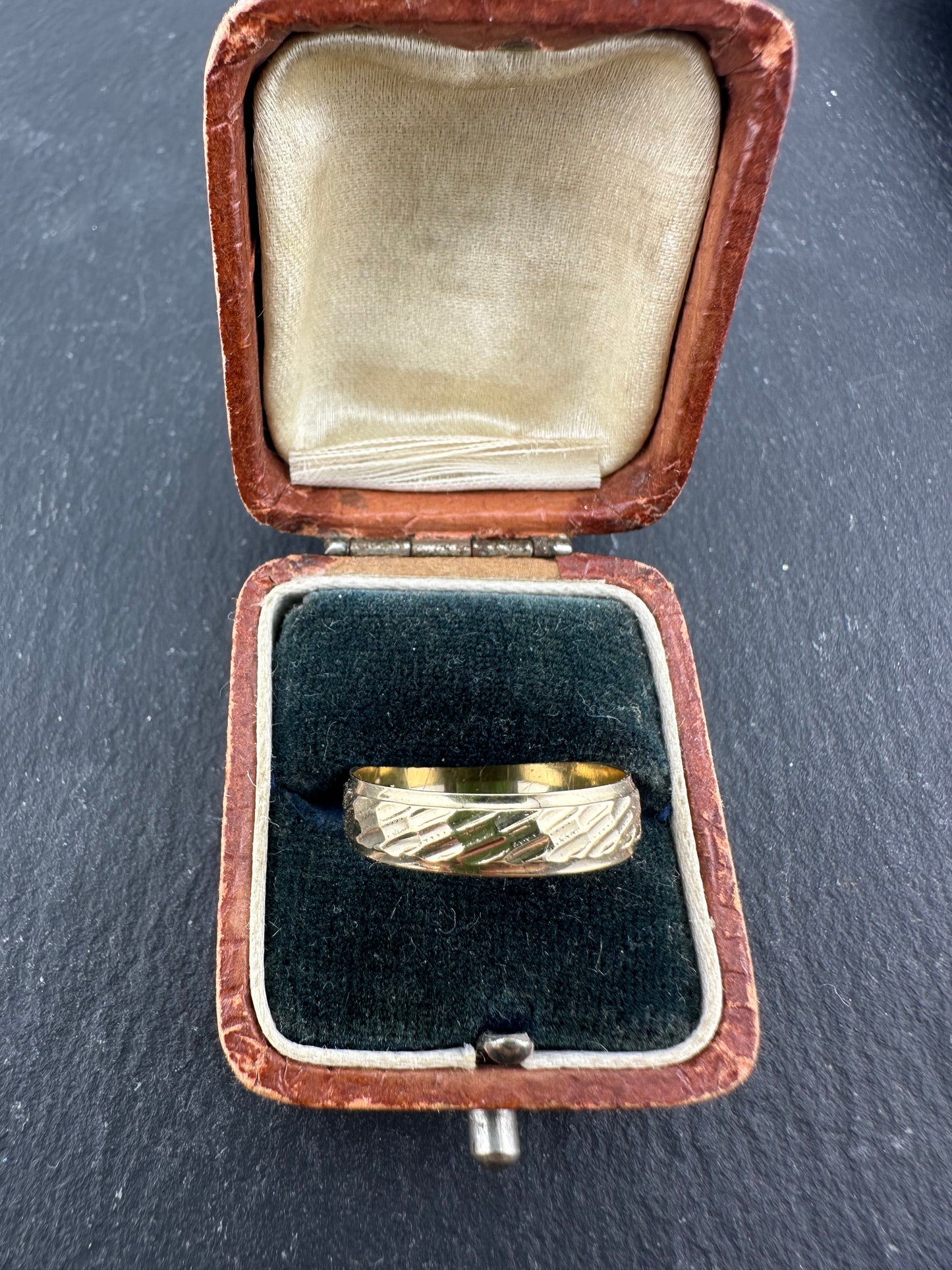 Vintage 9ct Gold Patterned Band, size O