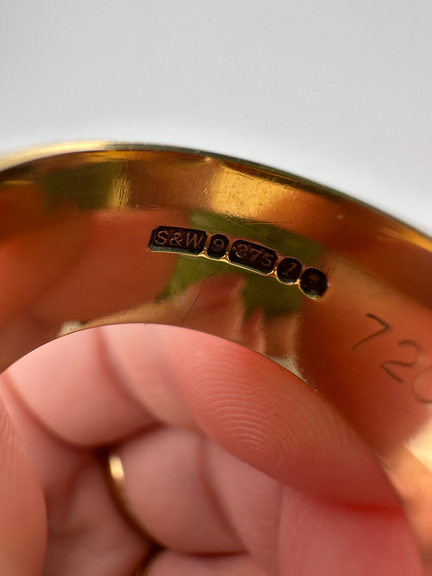 Vintage 9ct Gold Herringbone patterned Wideband, engraved ‘Lucky’, size L