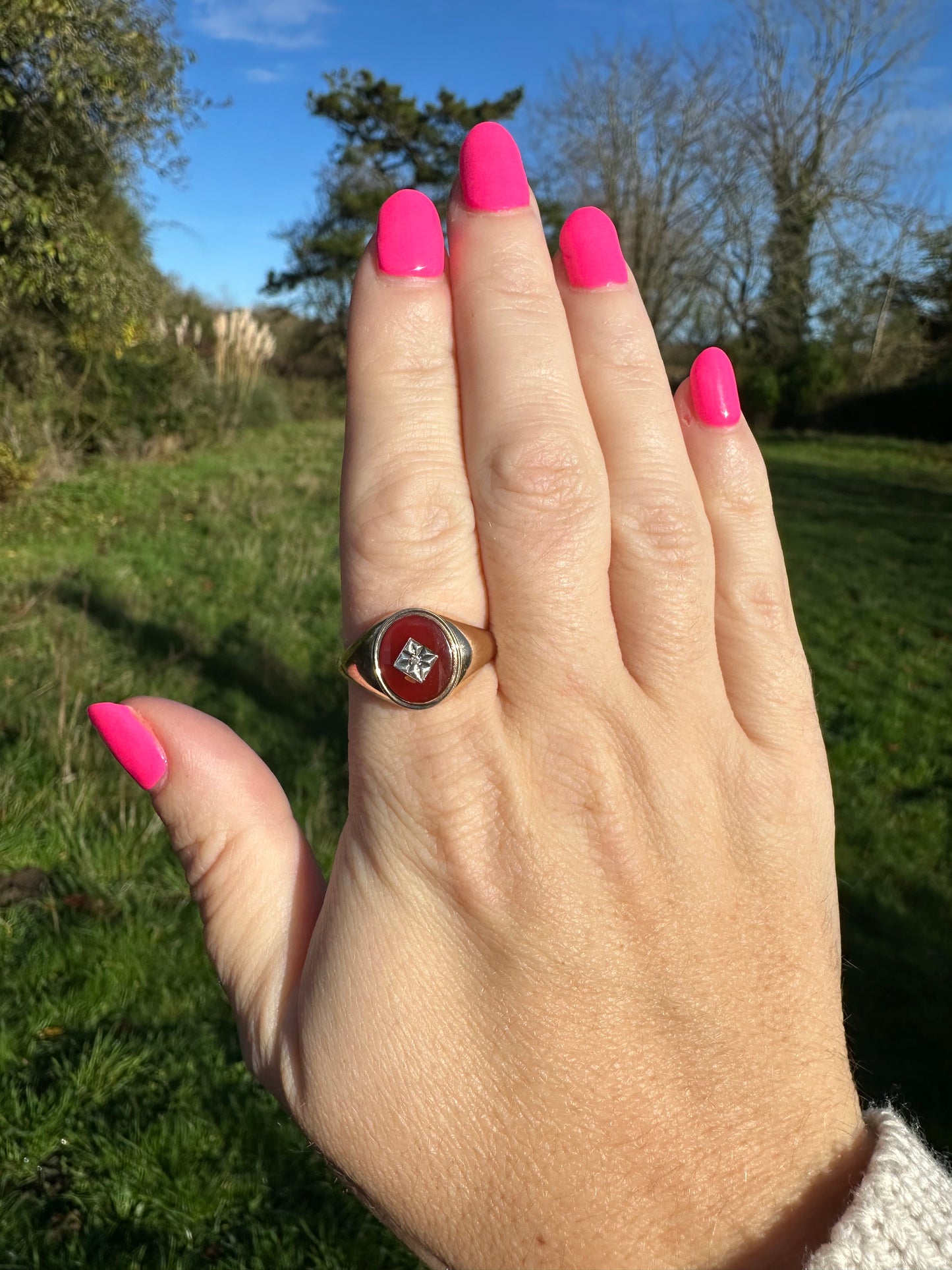 Vintage 9ct Carnelian & Star Set Diamond Signet ring