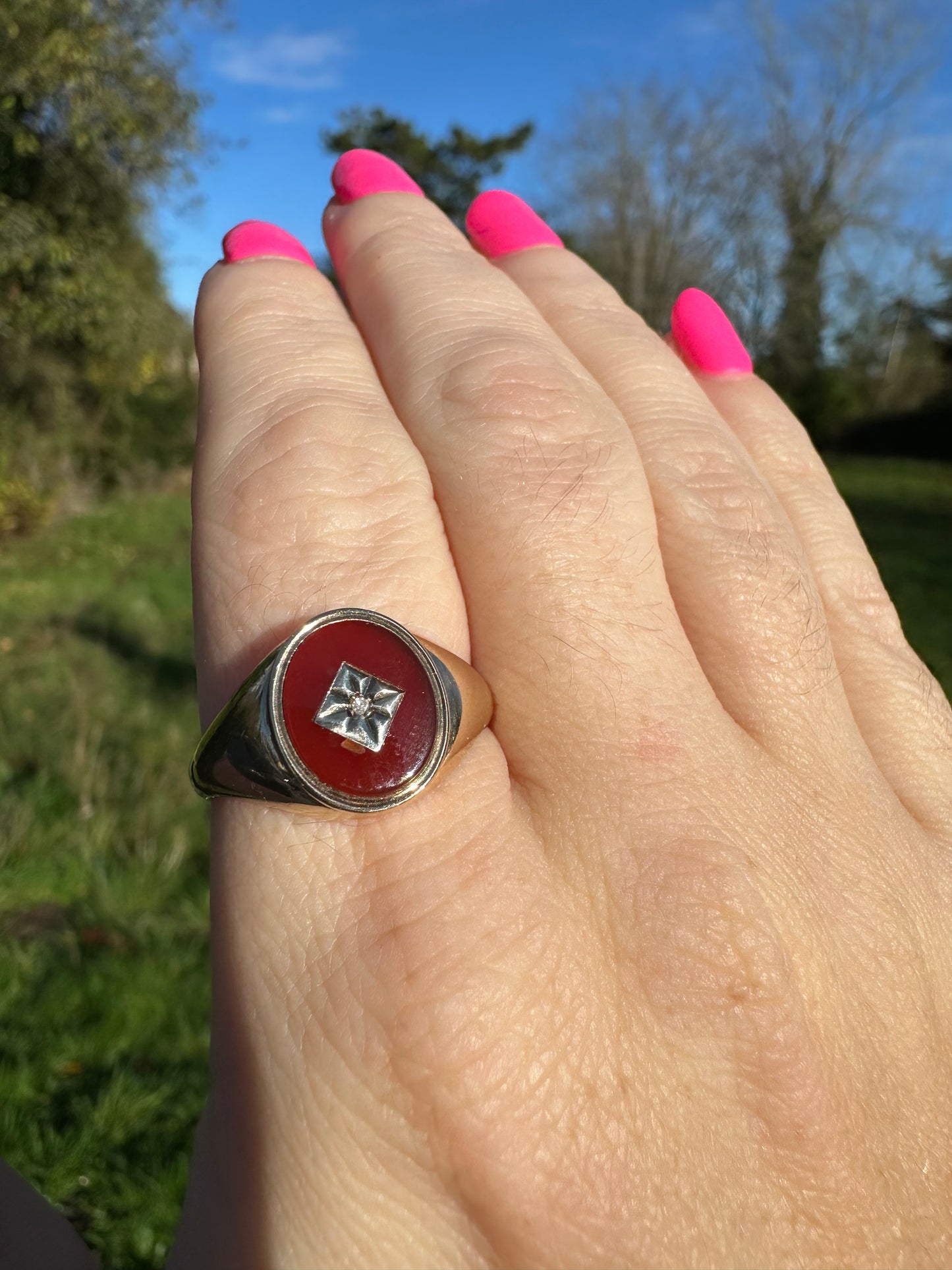 Vintage 9ct Carnelian & Star Set Diamond Signet ring