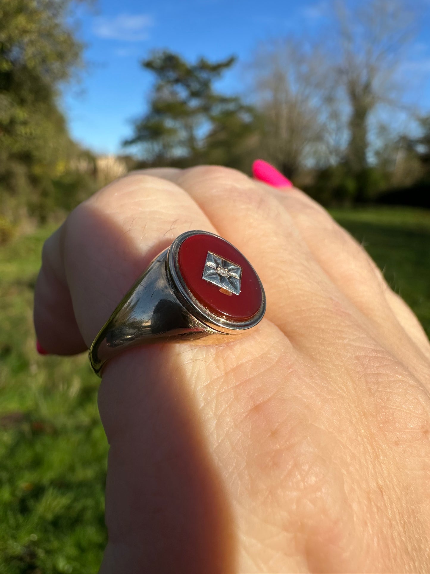 Vintage 9ct Carnelian & Star Set Diamond Signet ring