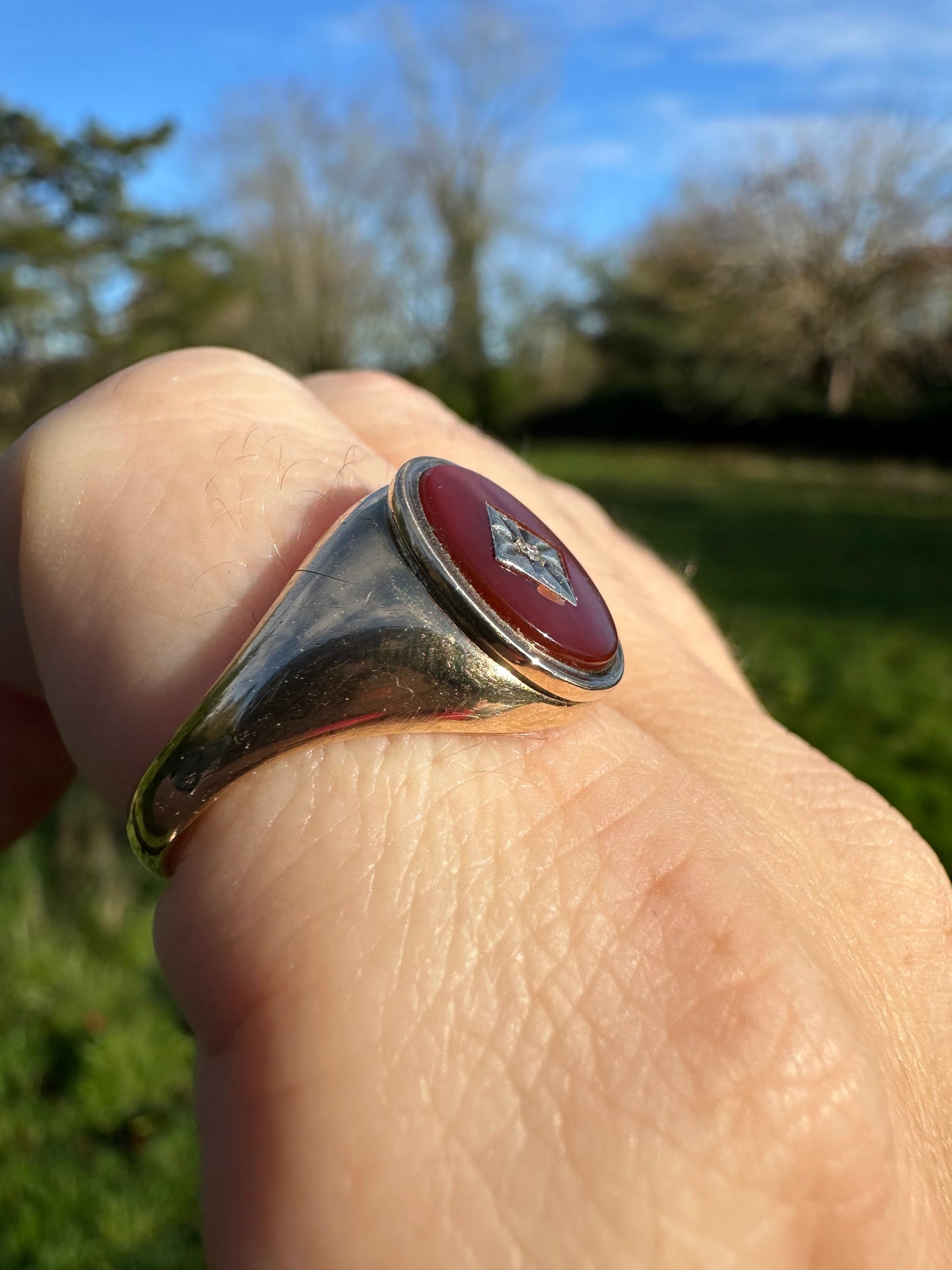 Vintage 9ct Carnelian & Star Set Diamond Signet ring