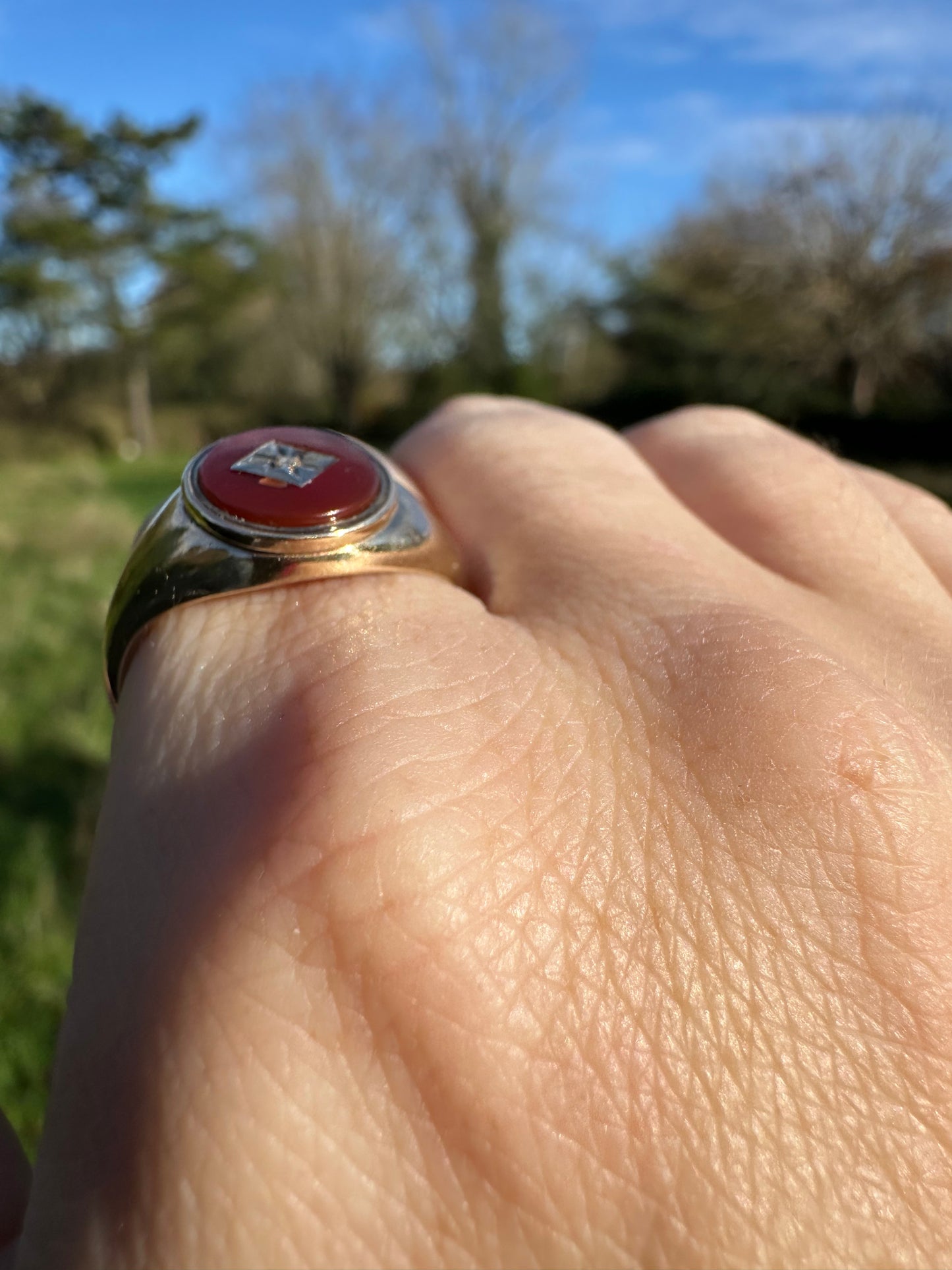 Vintage 9ct Carnelian & Star Set Diamond Signet ring