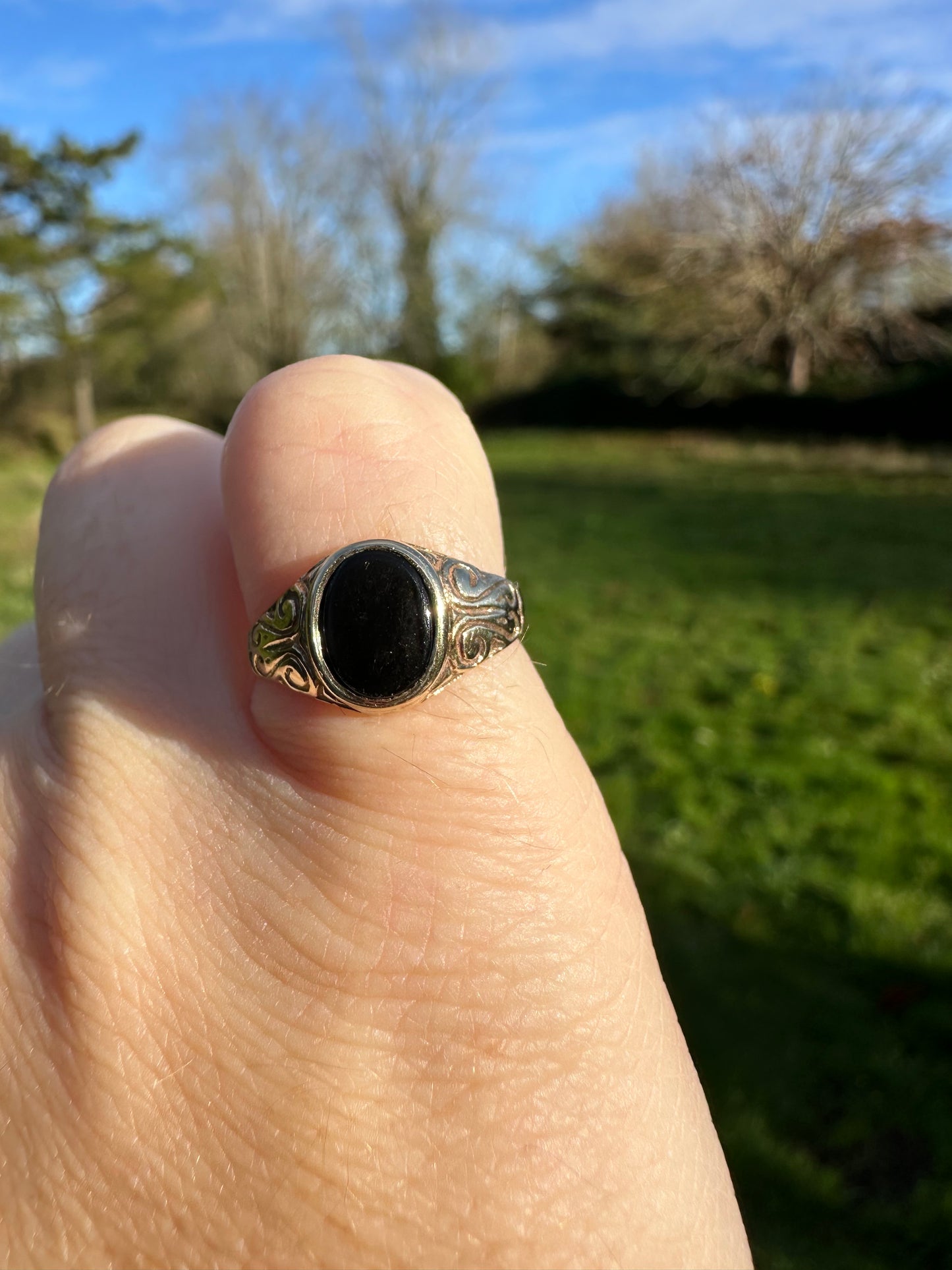 Vintage 9ct Onyx Signet Pinky Ring with engraved shoulders