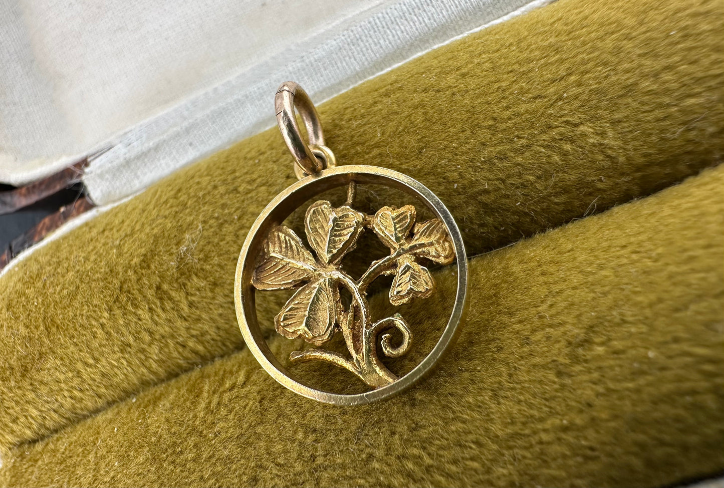 Vintage 9ct gold Clover charm