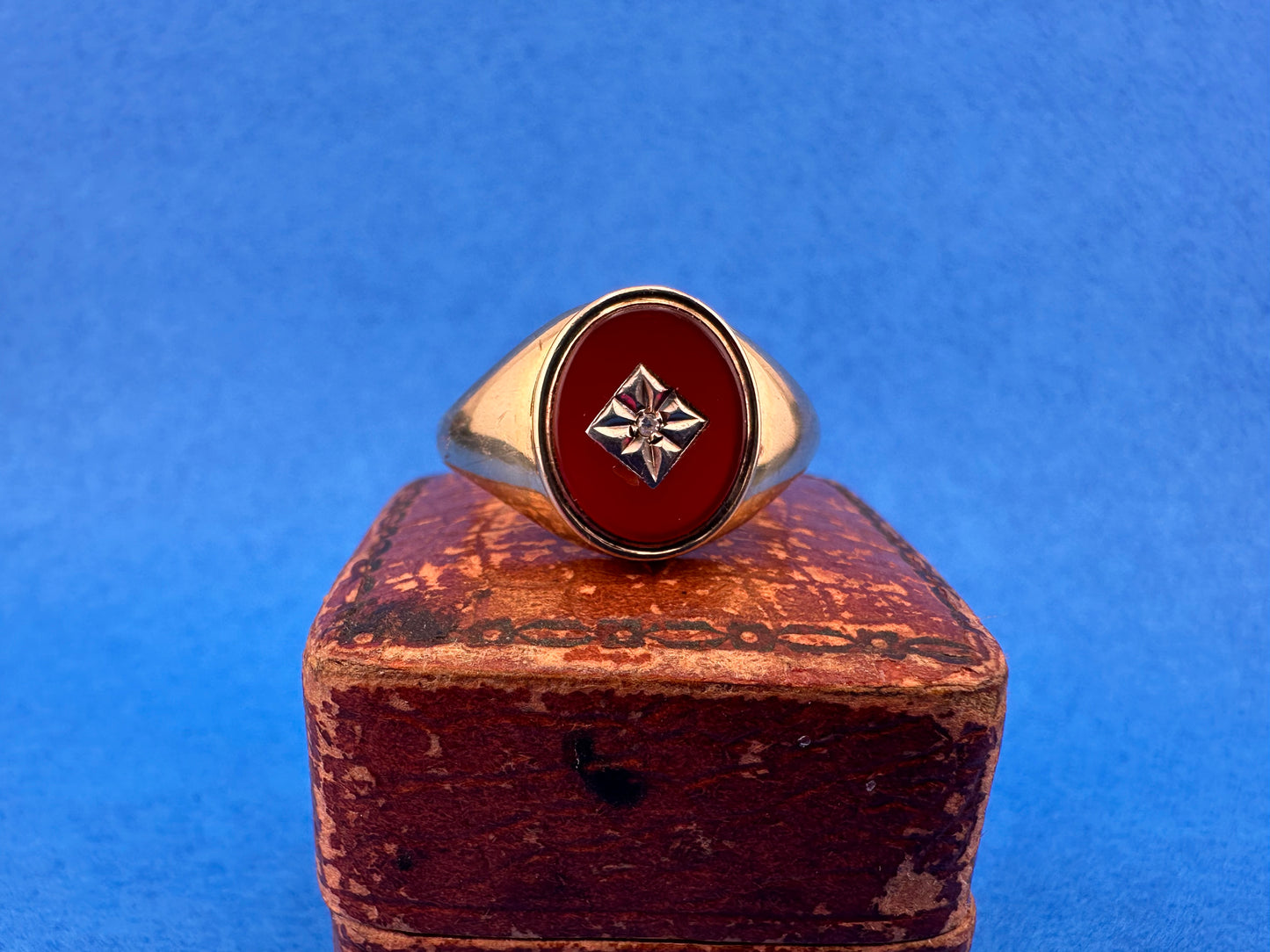 Vintage 9ct Carnelian & Star Set Diamond Signet ring