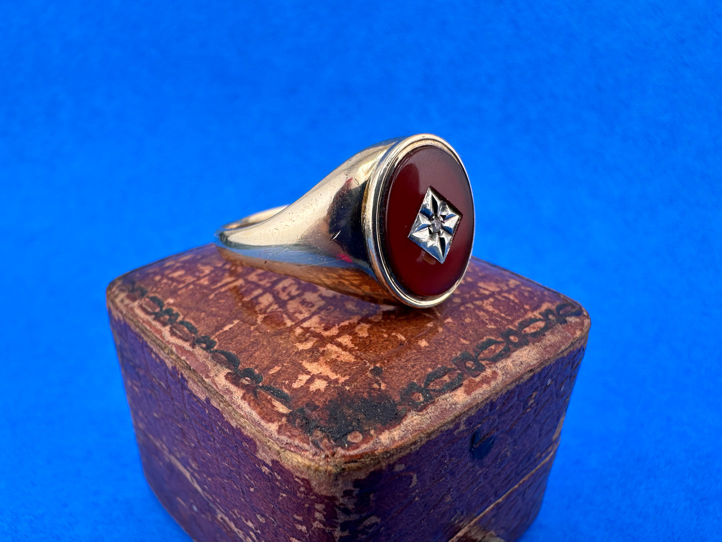 Vintage 9ct Carnelian & Star Set Diamond Signet ring