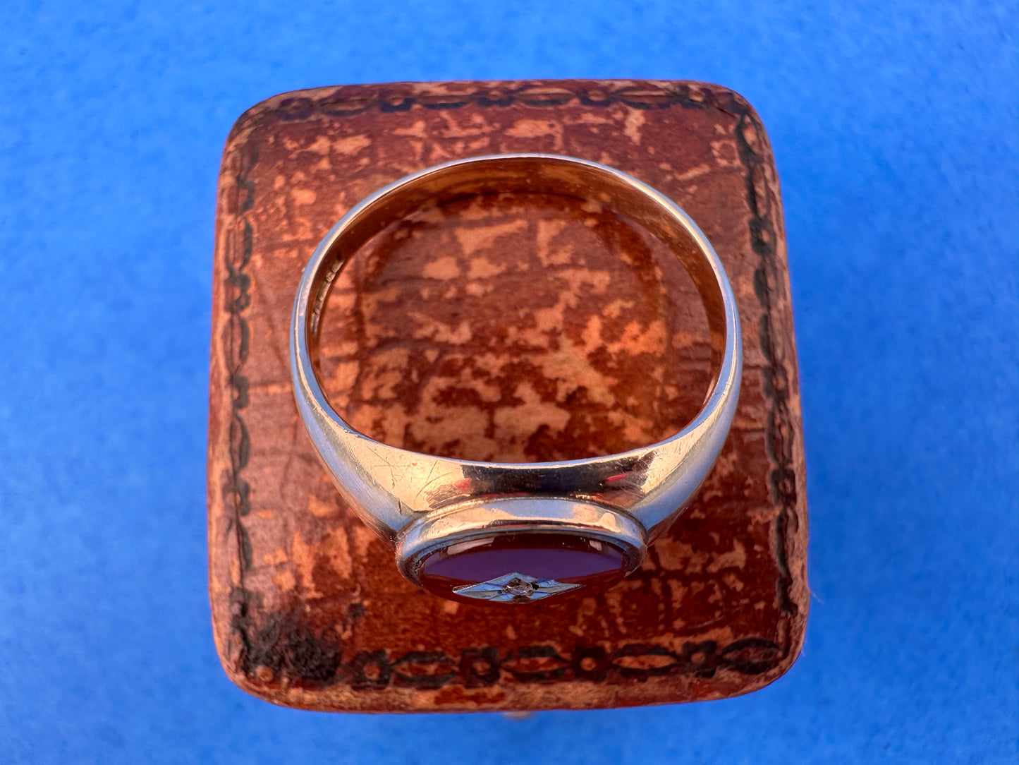 Vintage 9ct Carnelian & Star Set Diamond Signet ring