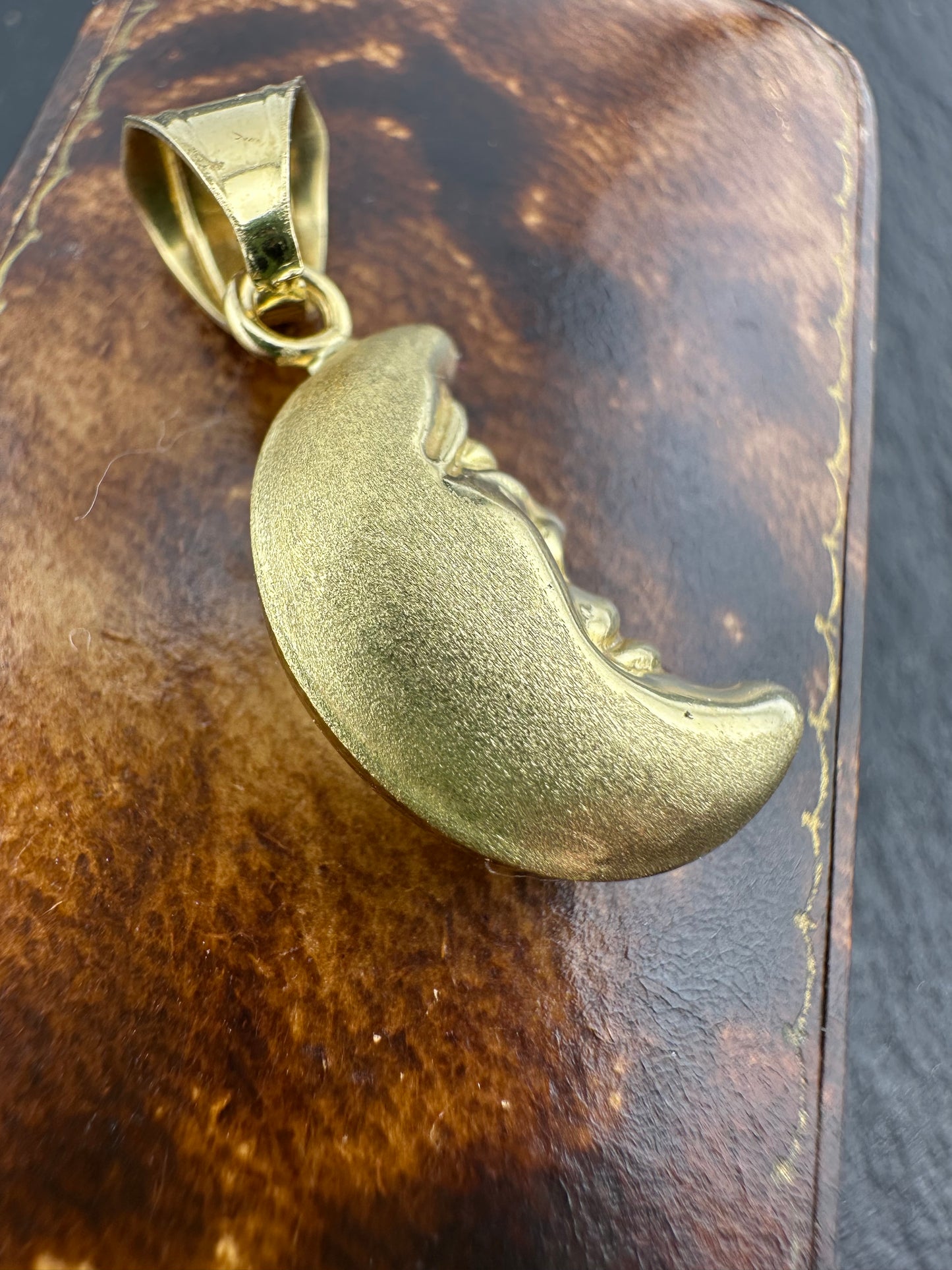 18ct Man on the Moon Charm