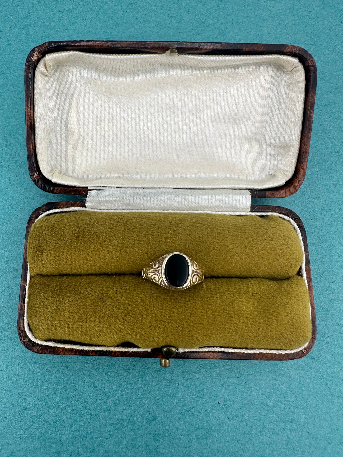 Vintage 9ct Onyx Signet Pinky Ring with engraved shoulders