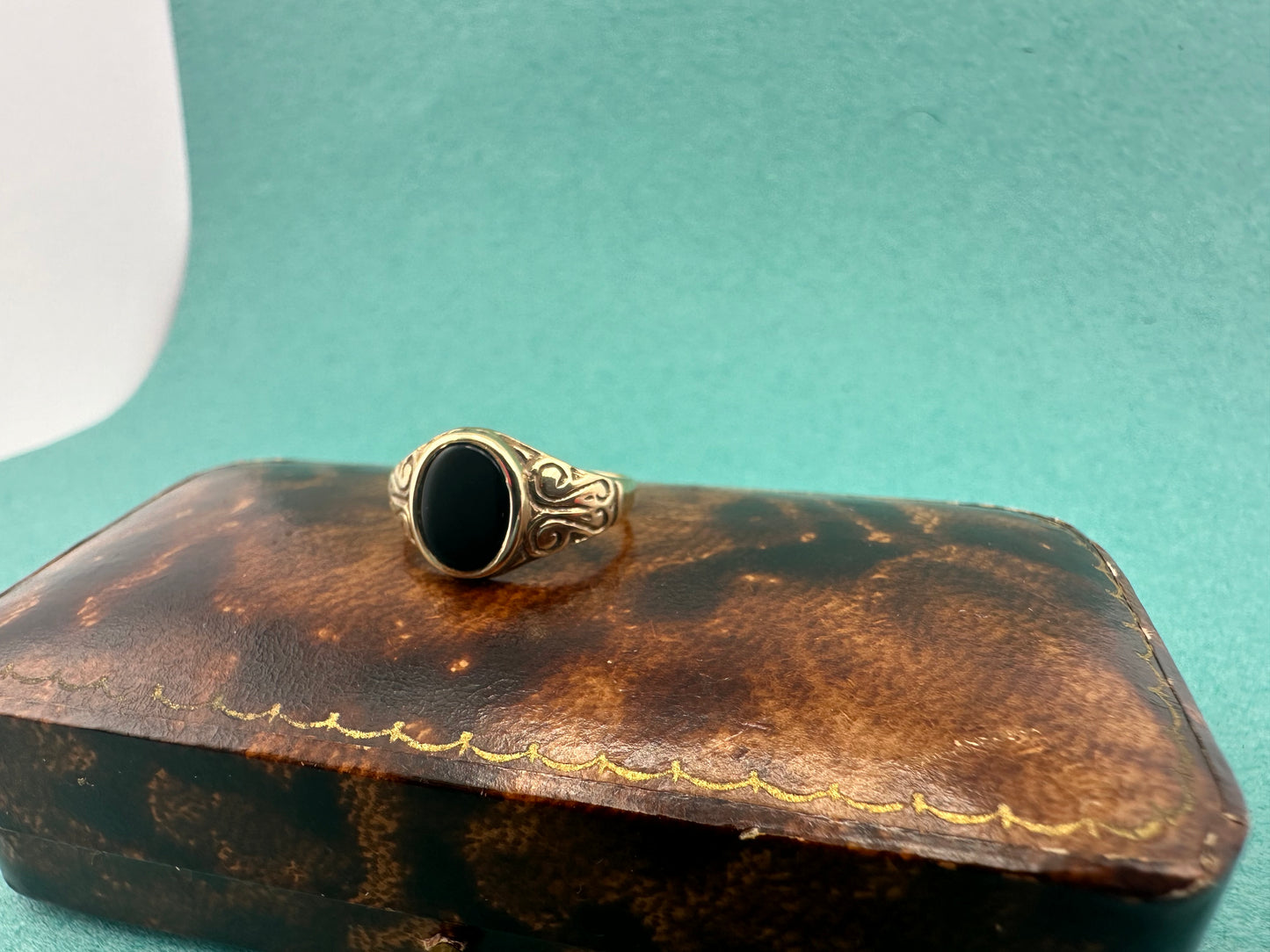 Vintage 9ct Onyx Signet Pinky Ring with engraved shoulders