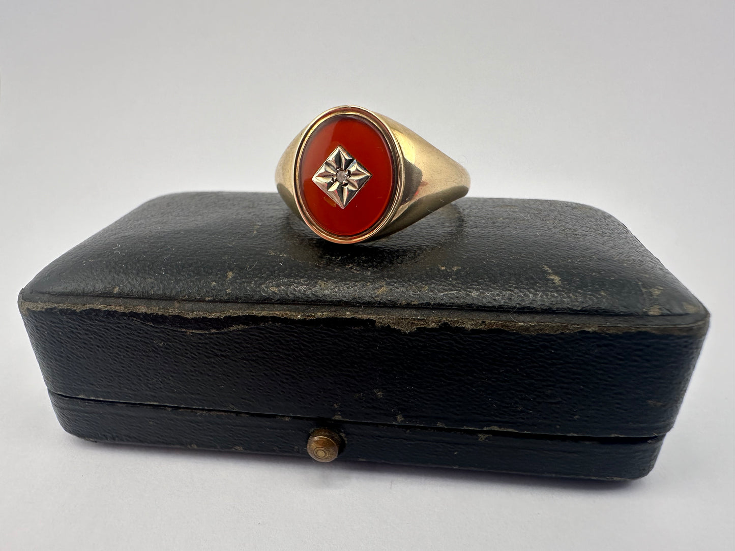 Vintage 9ct Carnelian & Star Set Diamond Signet ring
