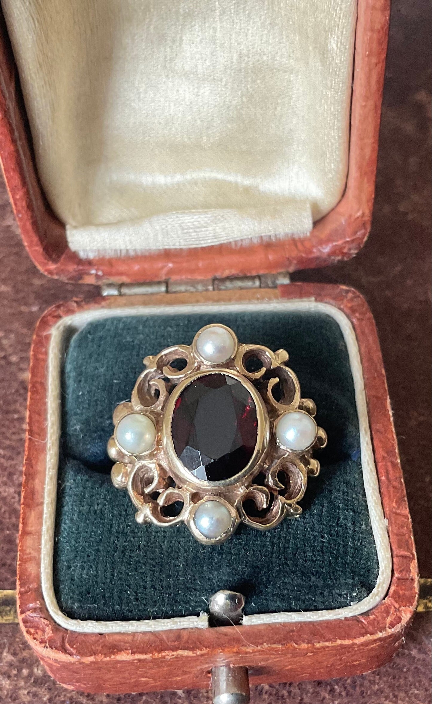 Stunning 9ct gold Garnet & Split pearl Filigree ring