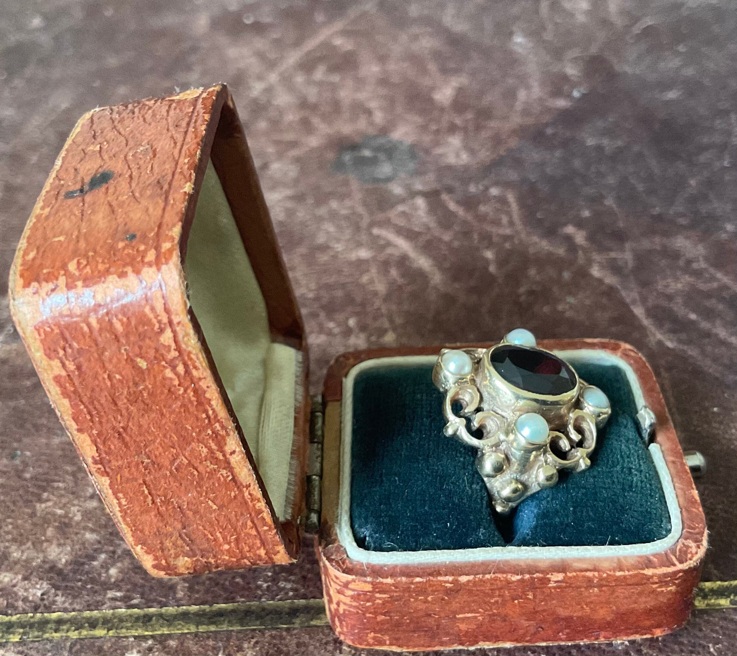 Stunning 9ct gold Garnet & Split pearl Filigree ring