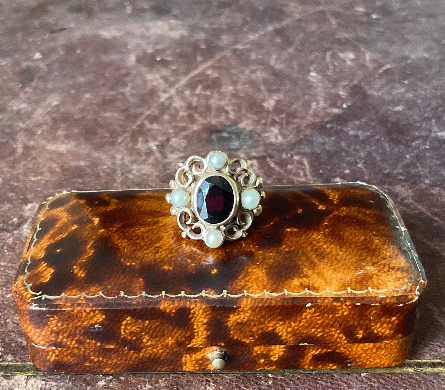 Stunning 9ct gold Garnet & Split pearl Filigree ring