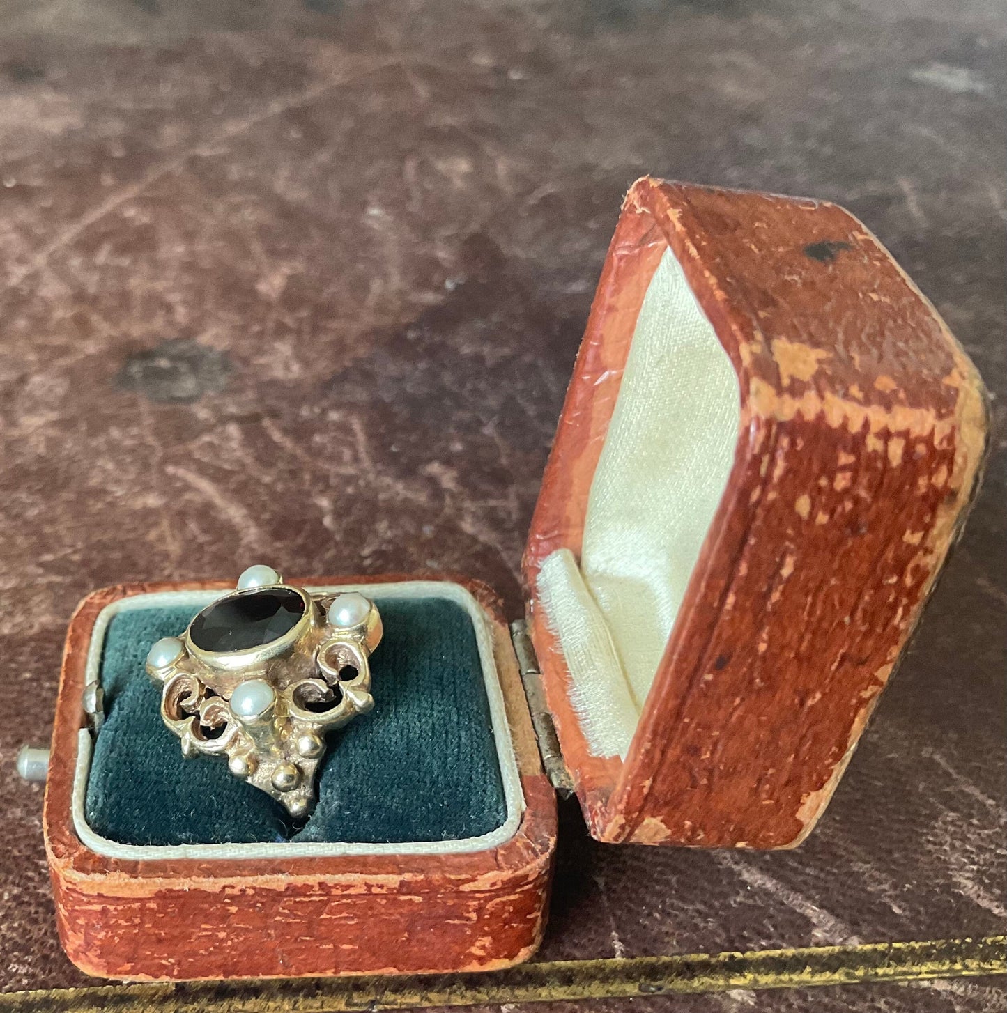 Stunning 9ct gold Garnet & Split pearl Filigree ring
