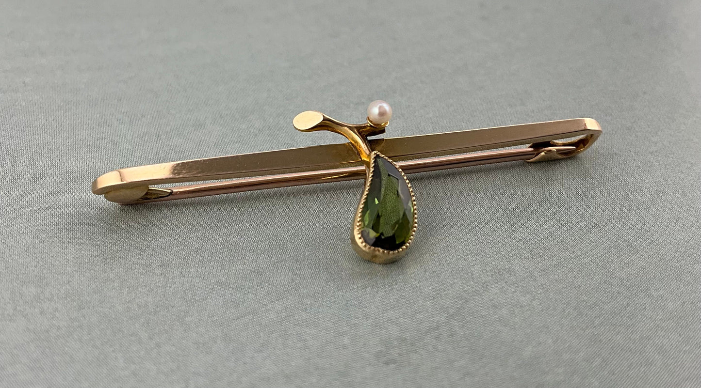 Edwardian 15ct gold peridot & pearl pear bar brooch