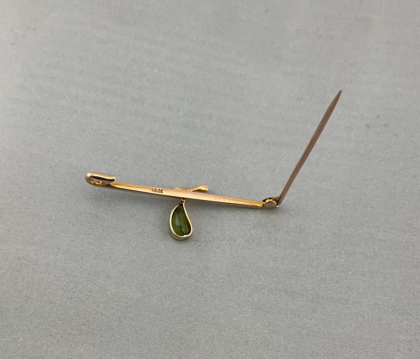 Edwardian 15ct gold peridot & pearl pear bar brooch