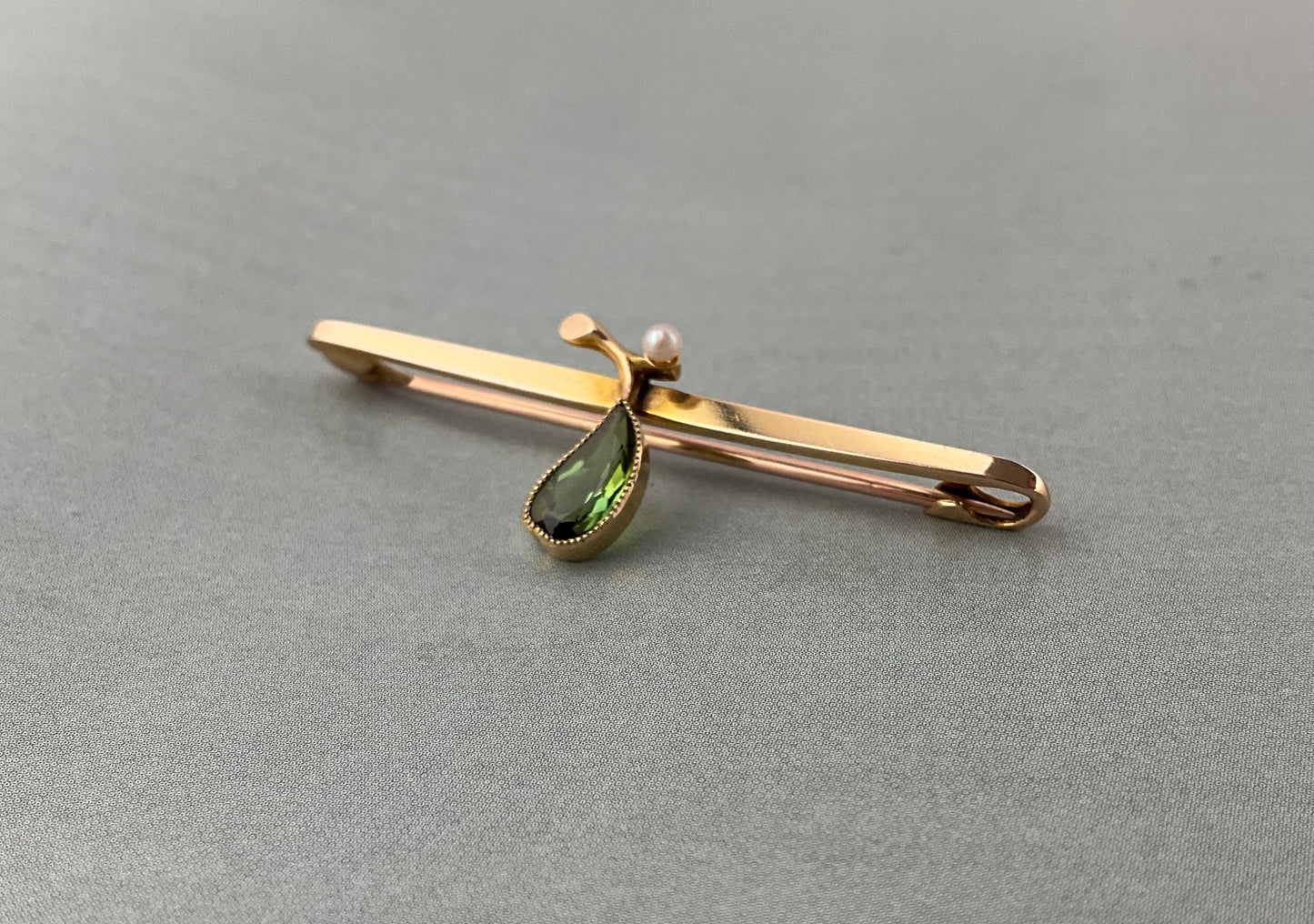 Edwardian 15ct gold peridot & pearl pear bar brooch