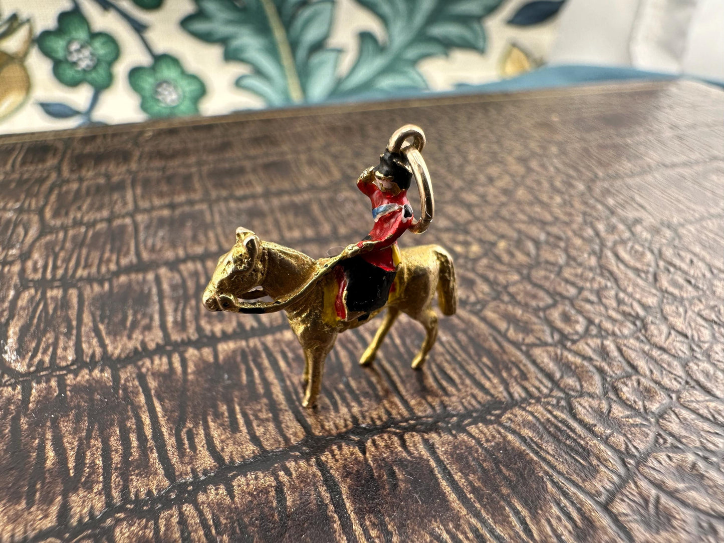 9ct gold & enamelled Royal Guard on a Horse Charm, solid, 3.11g