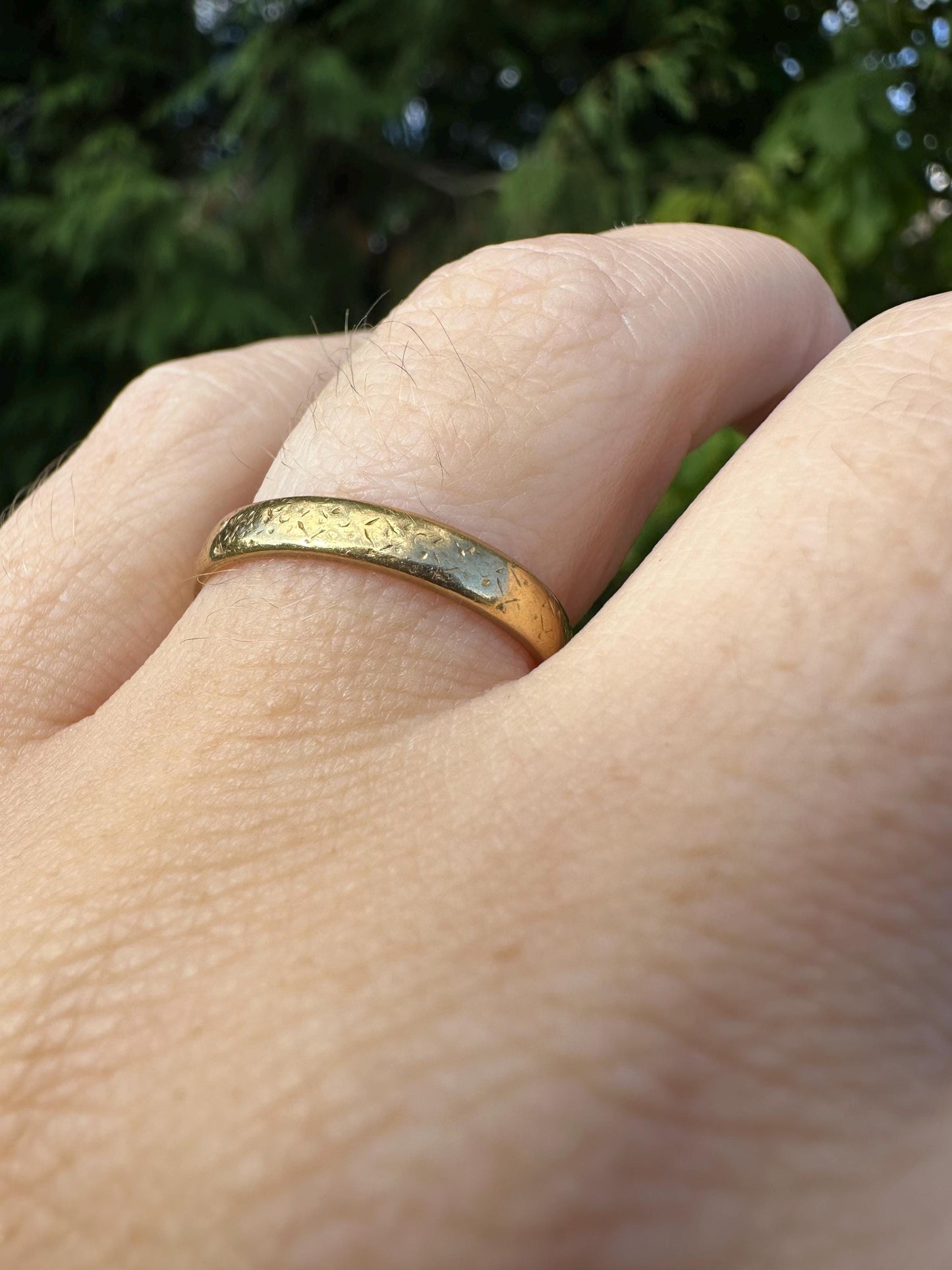 Vintage 22ct gold engraved patterned ring, 1932