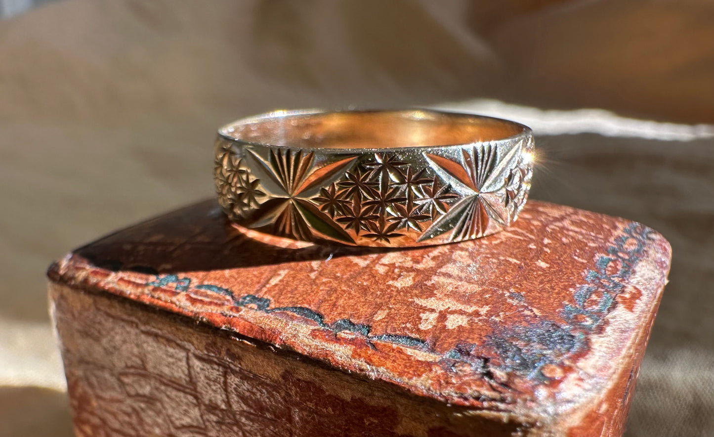 Vintage 9ct Gold Star Patterned band