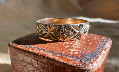 Vintage 9ct Gold Star Patterned band