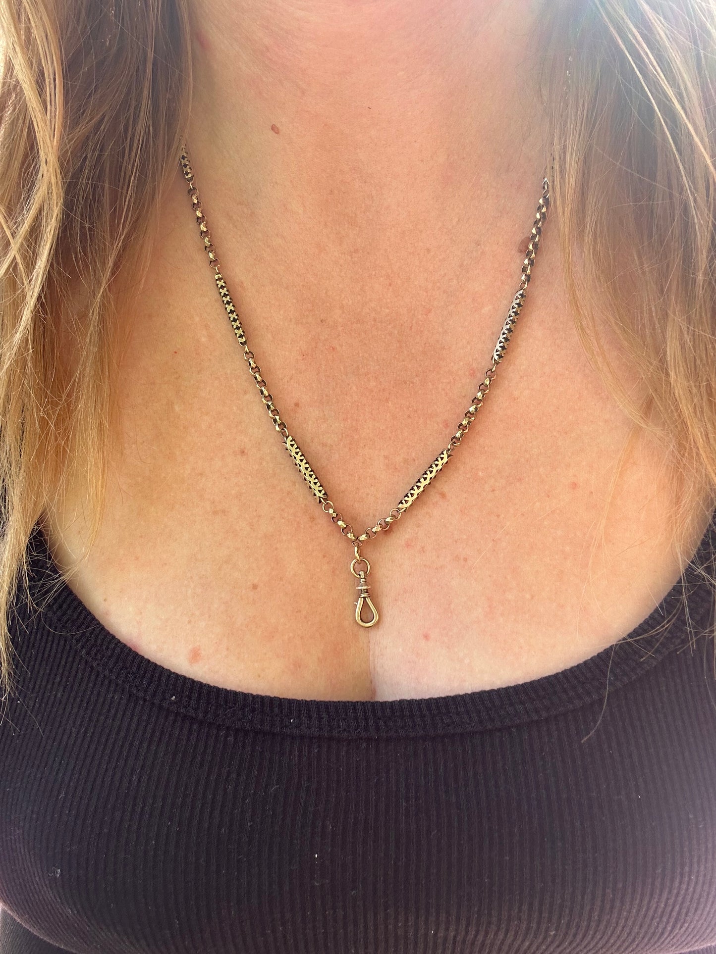 Antique 9ct Gold Fancy Bar and faceted belcher chain with screw top dog clip