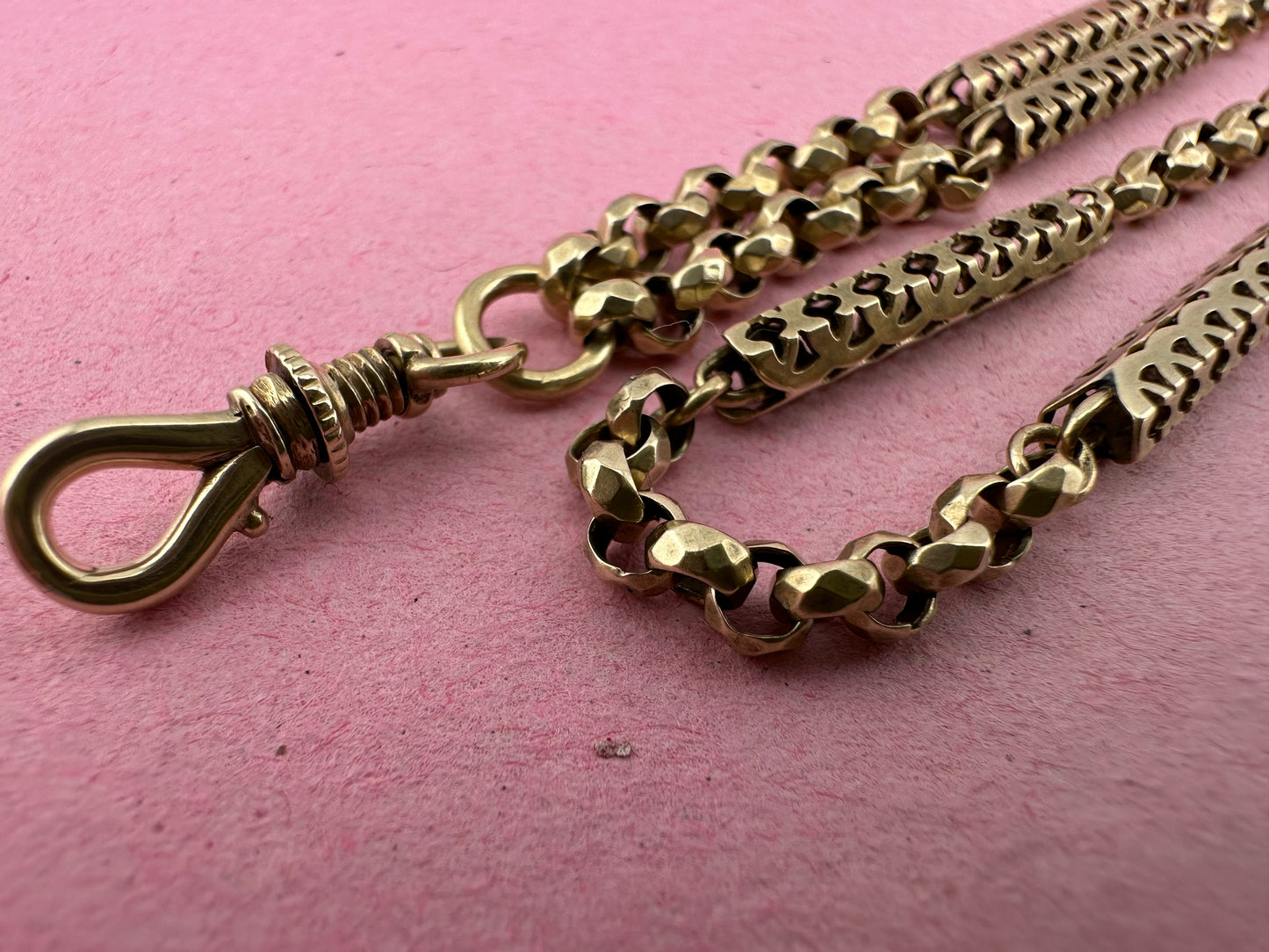 Antique 9ct Gold Fancy Bar and faceted Belcher chain with screw top dogclip
