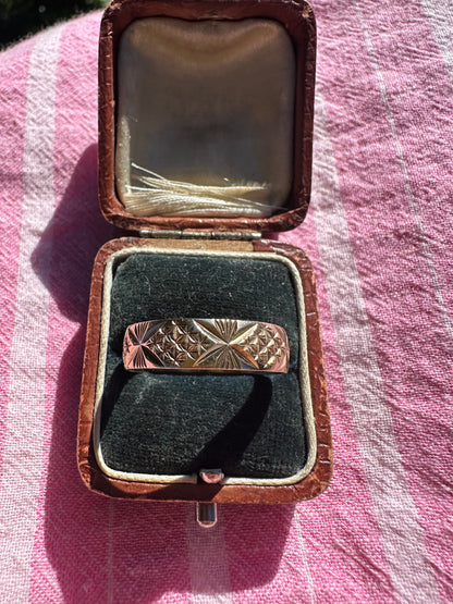 Vintage 9ct Gold Star Patterned band
