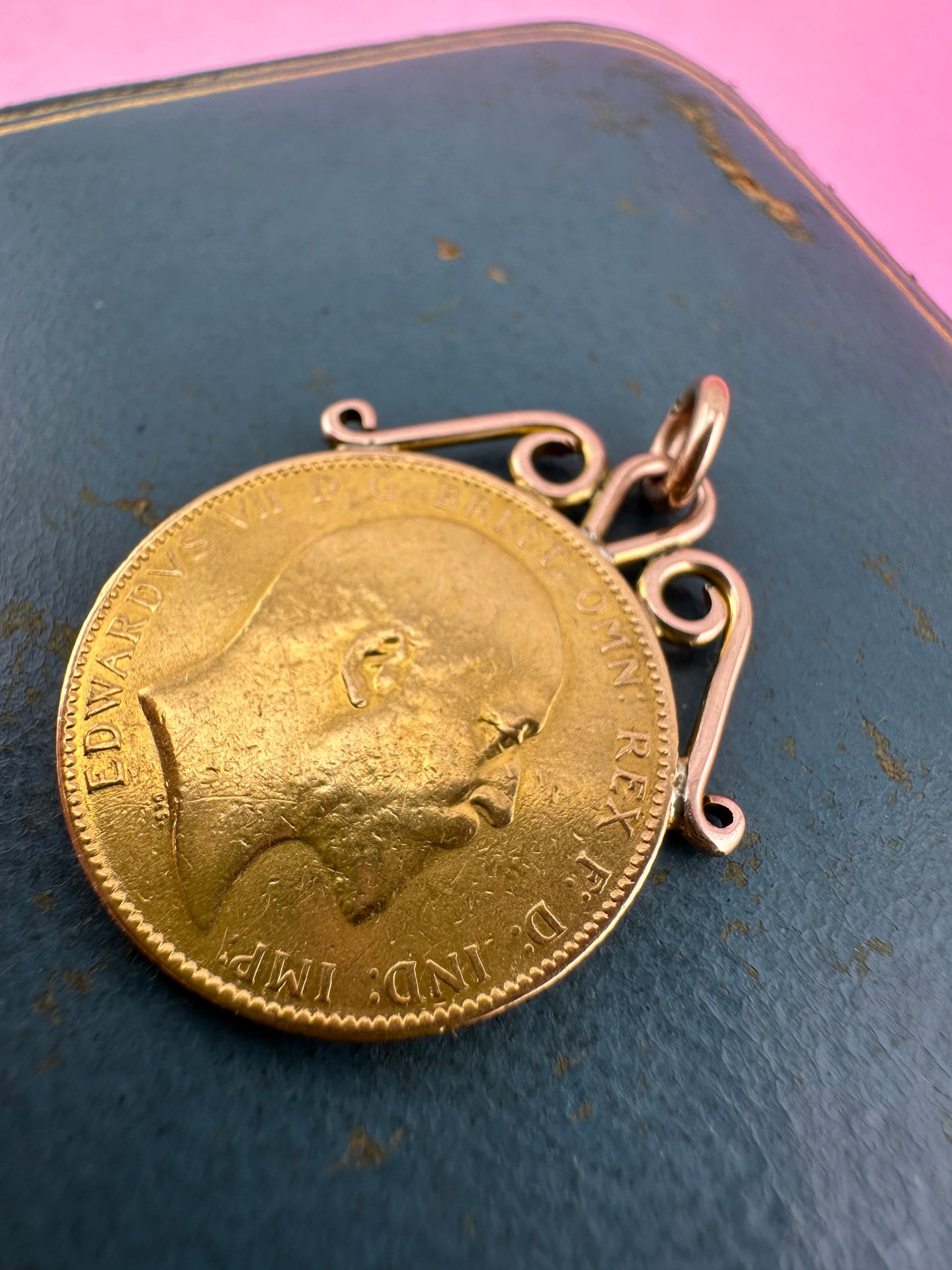 22ct Gold 1902 Full Sovereign with 9ct gold mount
