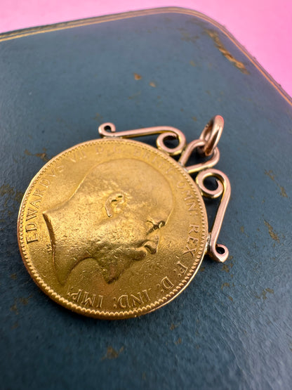 22ct Gold 1902 Full Sovereign with 9ct gold mount