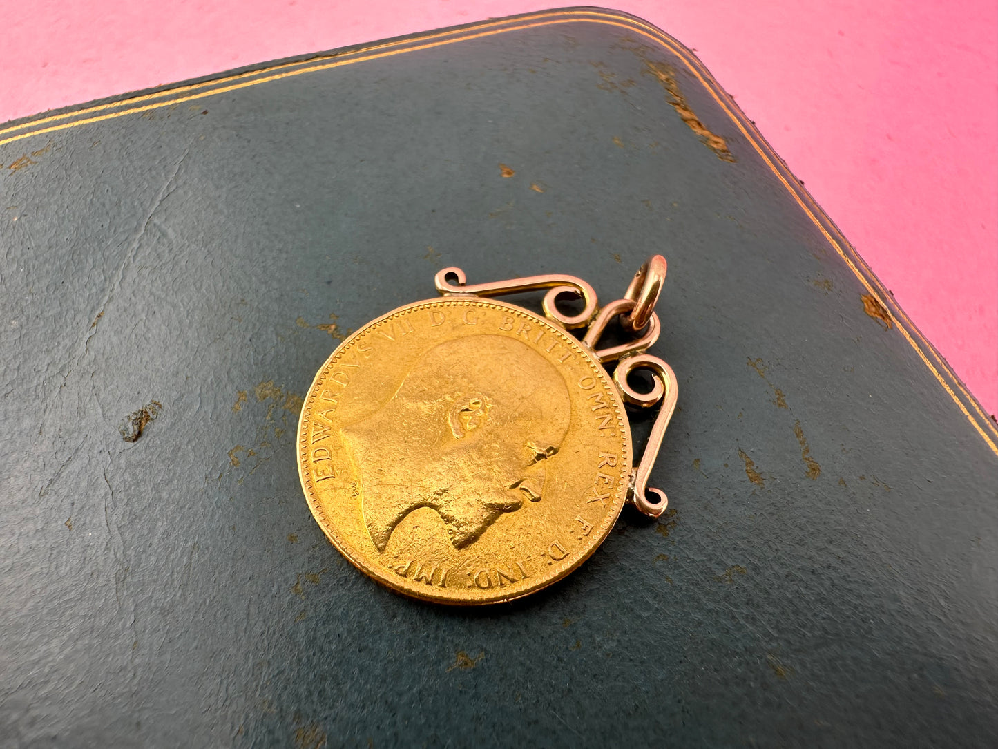 22ct Gold 1902 Full Sovereign with 9ct gold mount
