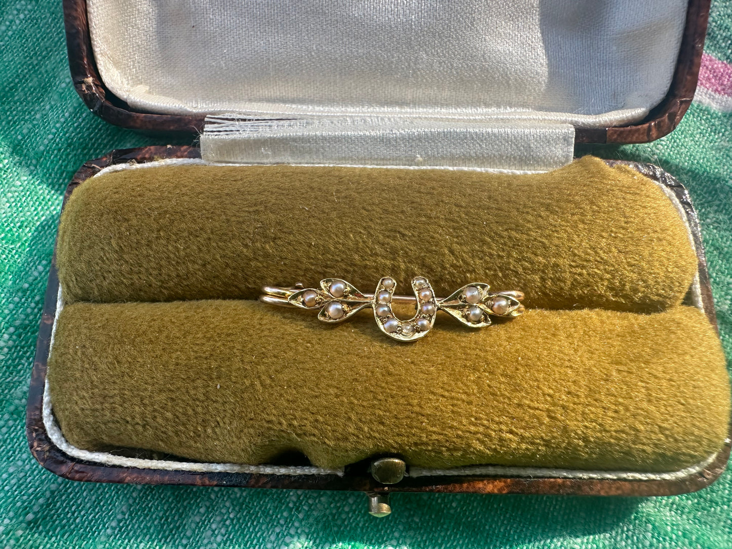 Victorian 15ct Seed Pearl Horseshoe brooch with 9ct gold pin