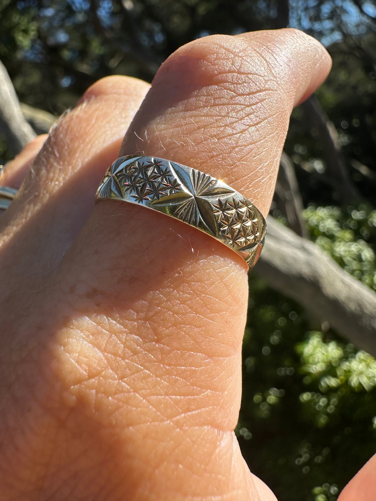 Vintage 9ct Gold Star Patterned band