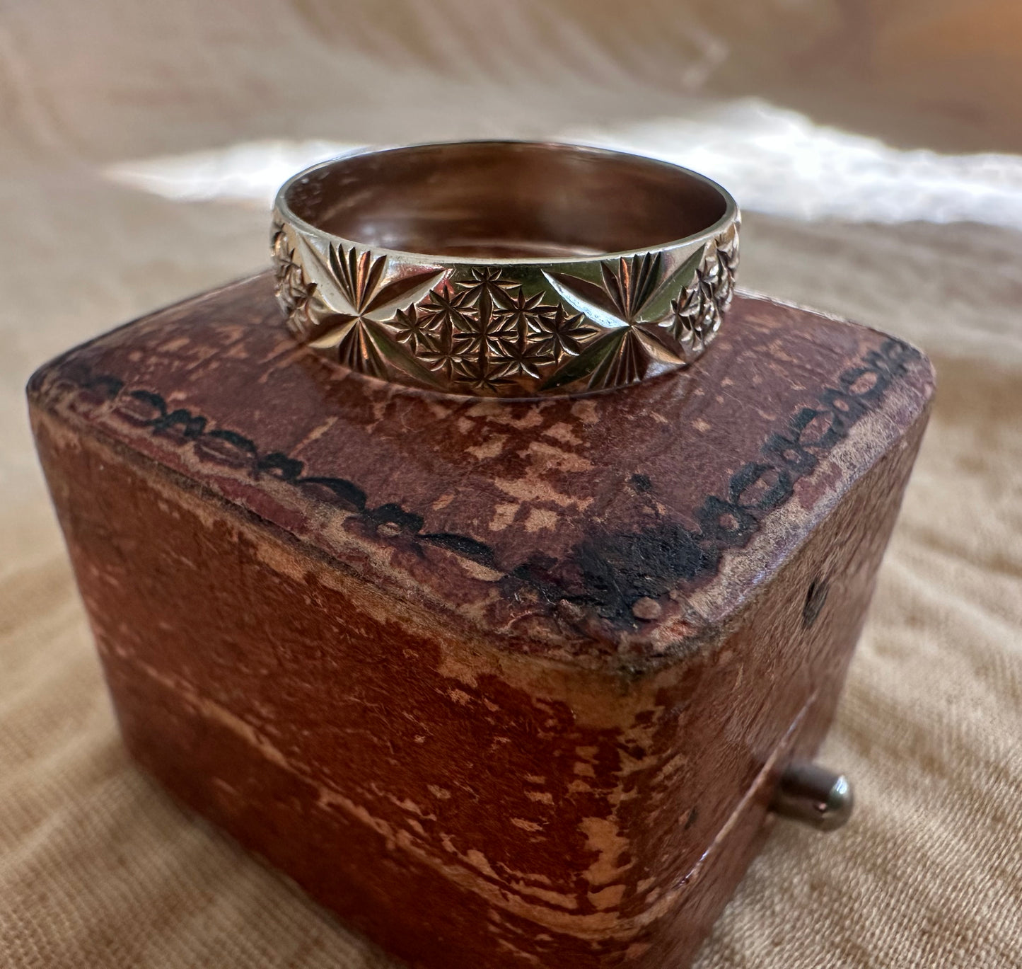 Vintage 9ct Gold Star Patterned band