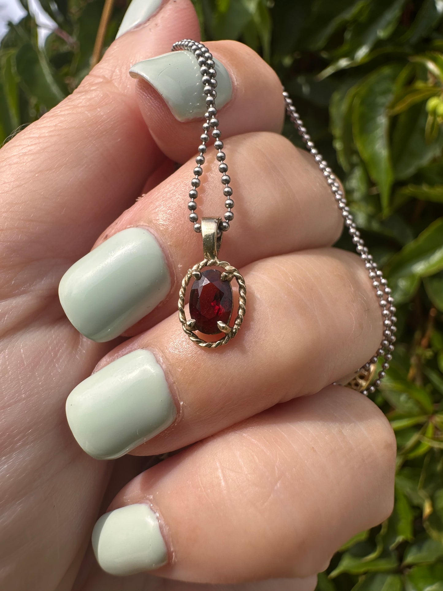 Vintage 9ct gold garnet pendant