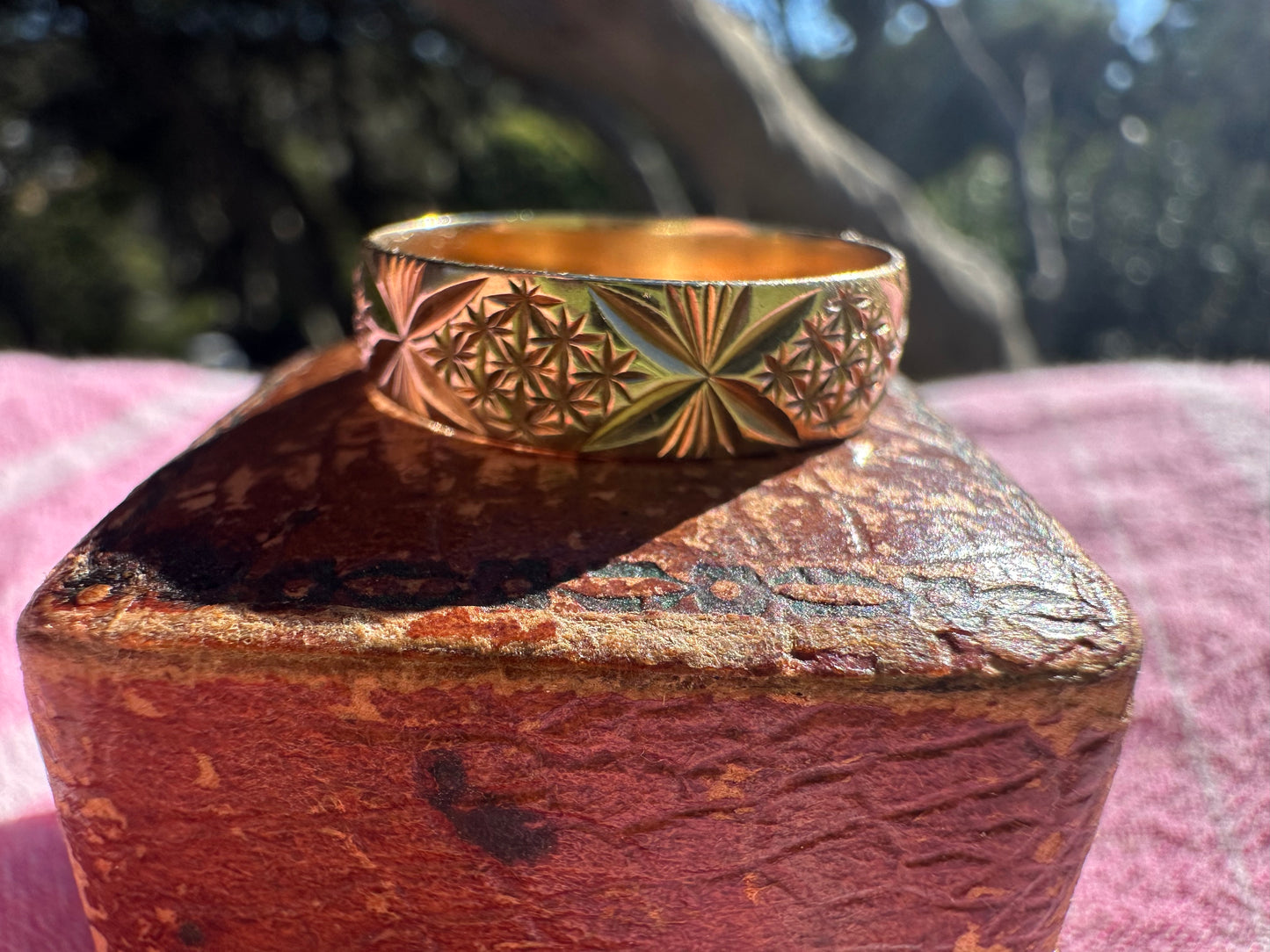Vintage 9ct Gold Star Patterned band