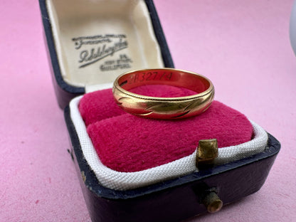 Vintage 18ct Gold patterned band