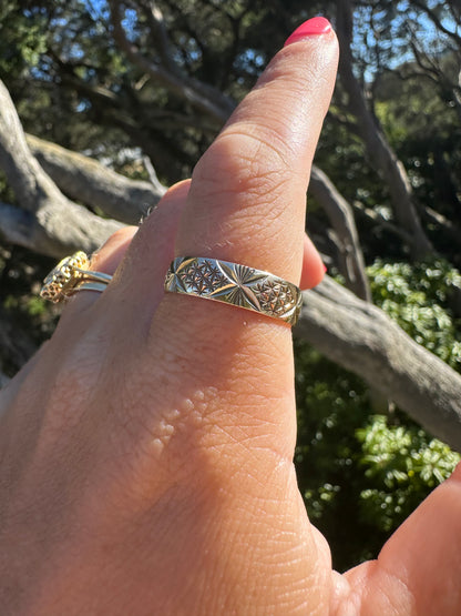 Vintage 9ct Gold Star Patterned band