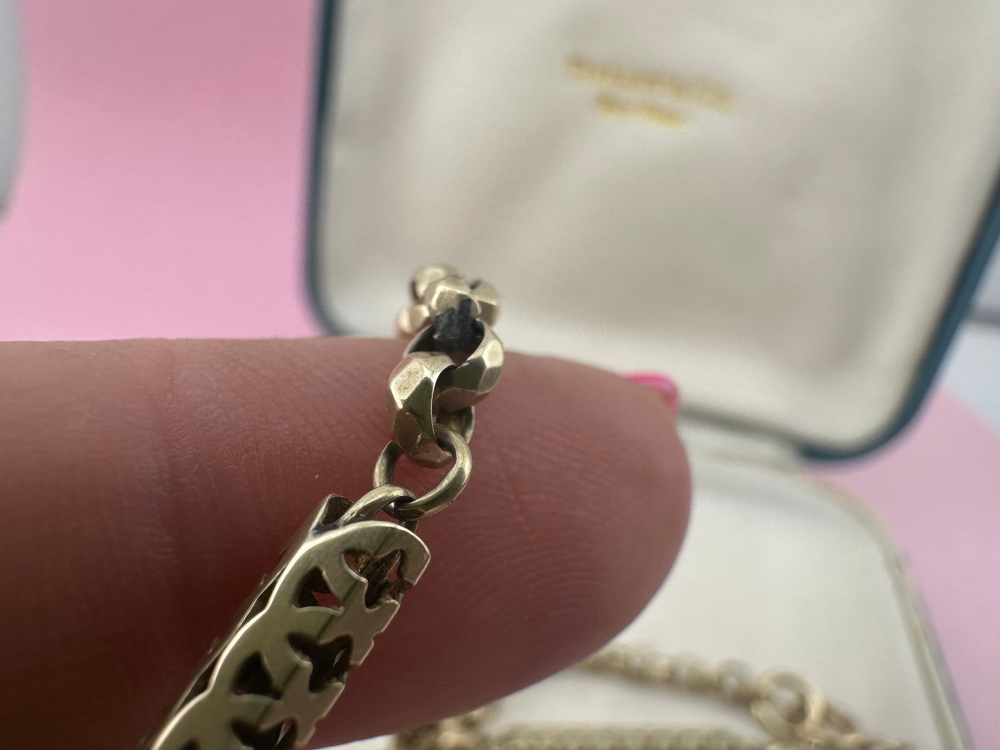 Antique 9ct Gold Fancy Bar and faceted belcher chain with screw top dog clip