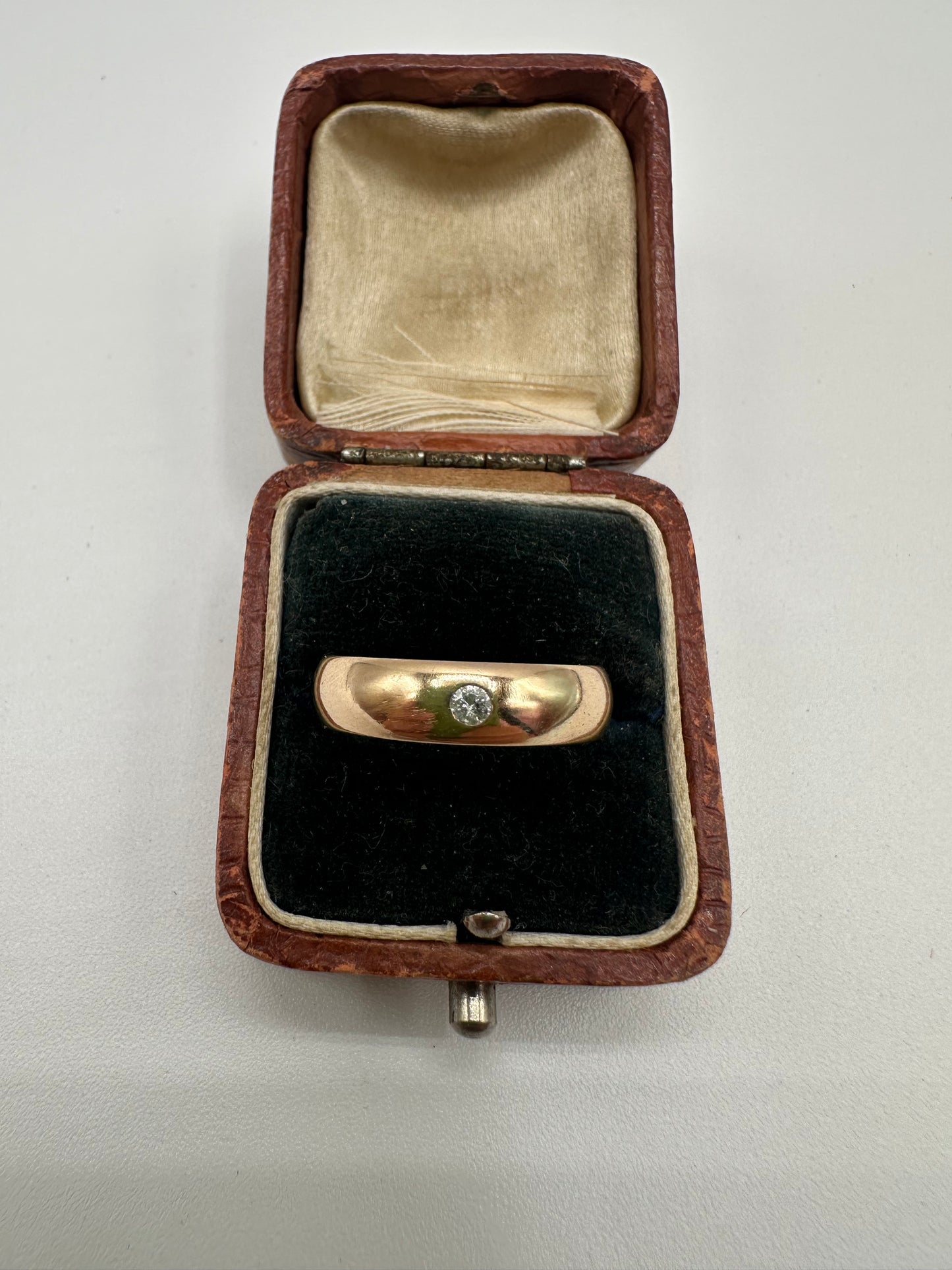 Vintage 14ct gold band with Flush set Diamond