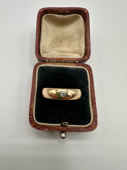 Vintage 14ct gold band with Flush set Diamond