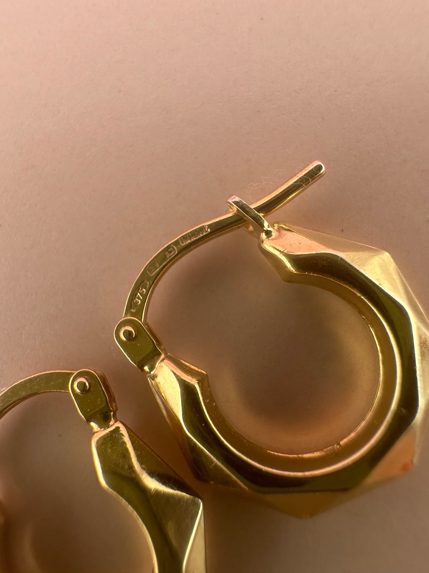 Vintage 9ct UnoAerre faceted hoops