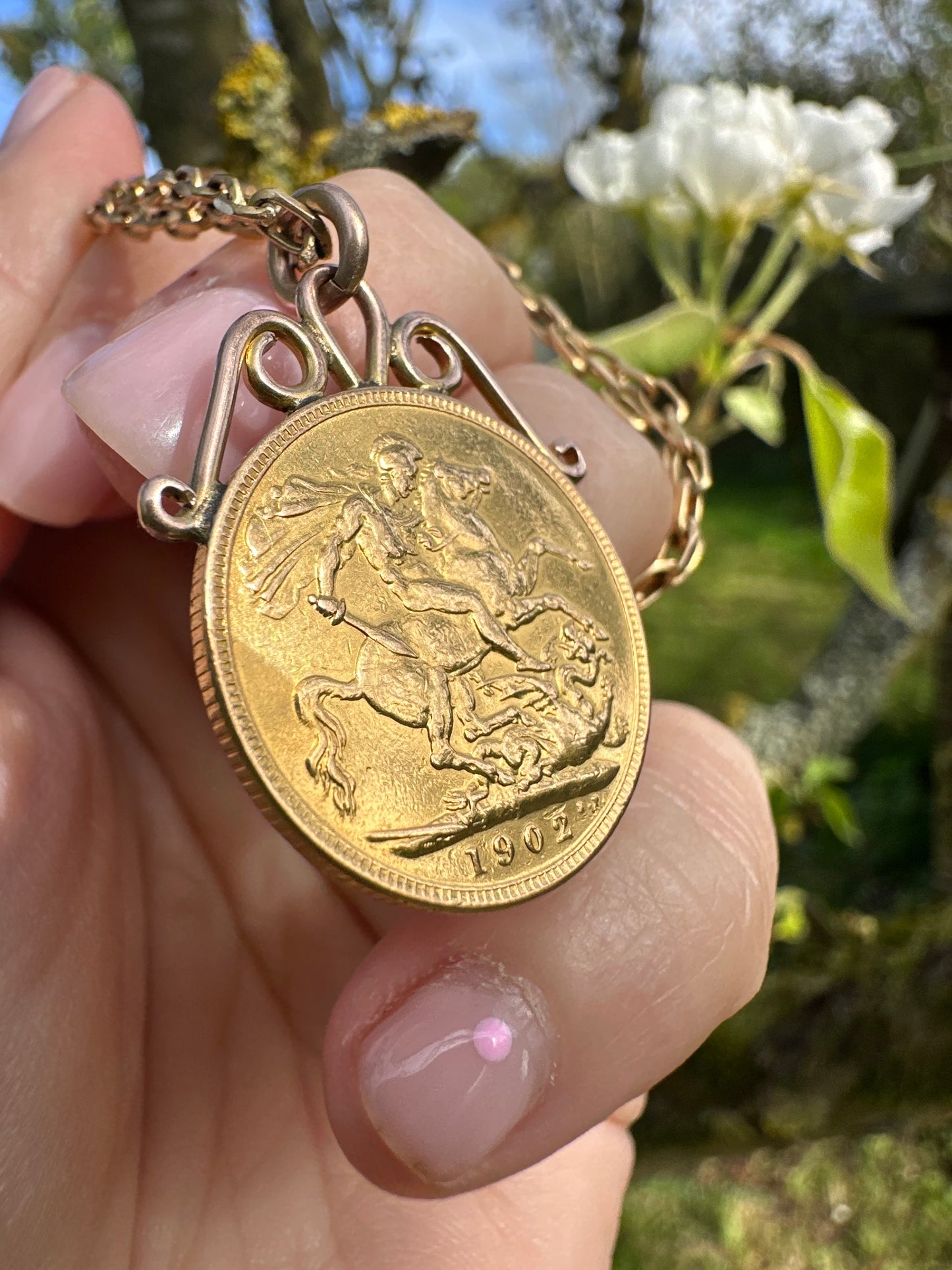 22ct Gold 1902 Full Sovereign with 9ct gold mount