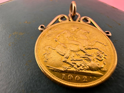 22ct Gold 1902 Full Sovereign with 9ct gold mount