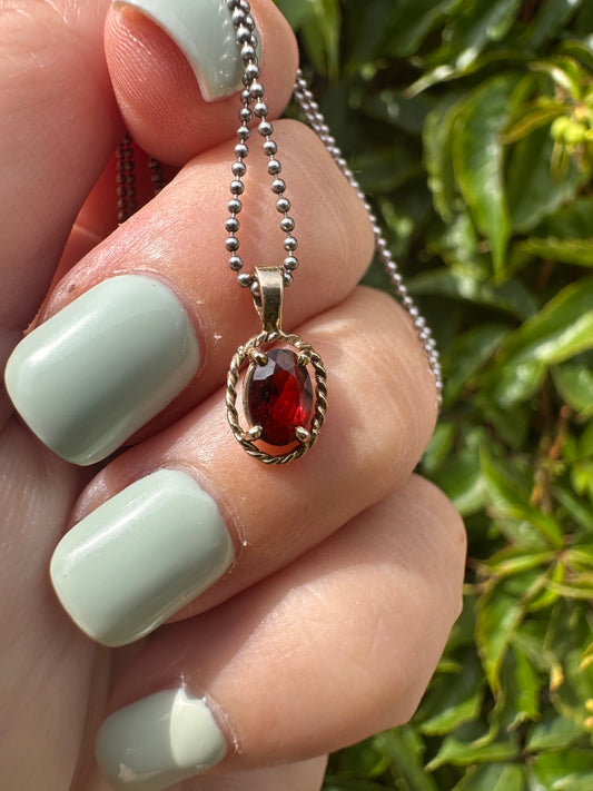 Vintage 9ct gold garnet pendant