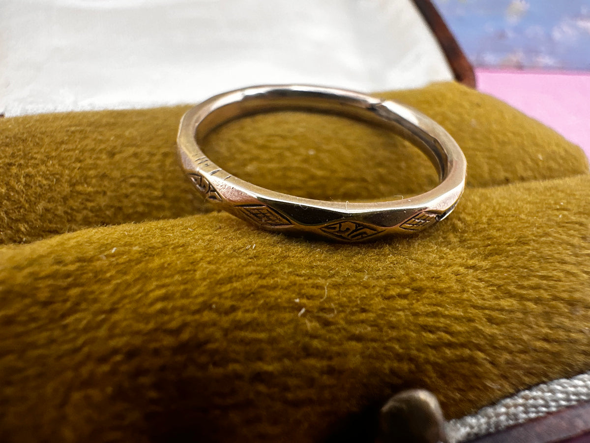 Antique 9ct Rose Gold faceted & engraved split ring